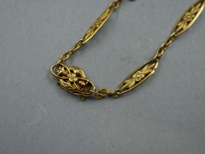 null Bracelet ancien à maillon olive ajourés en or jaune 18k - Poids : 7,8gr - Longueur...
