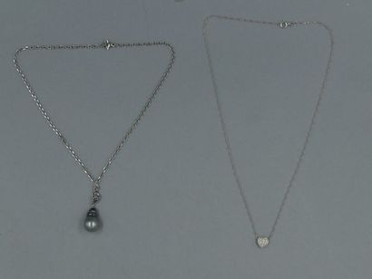 null Lot: chaîne soutenant une perle grise de Tahiti baroque, Diam: 46 cm. On y joint...
