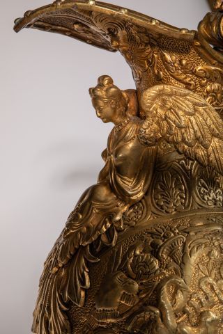 null Grande aiguière en bronze doré à deux couleurs, ornée d’une cariatide ailée...