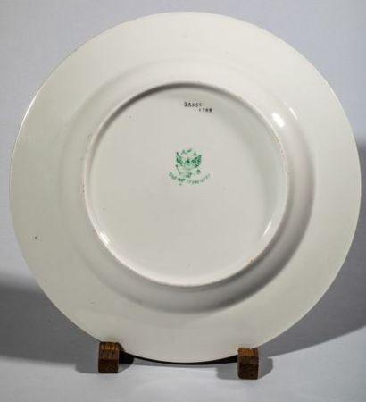 null RUSSIE. Assiette en porcelaine peinte en polychromie surdécorée représentant...