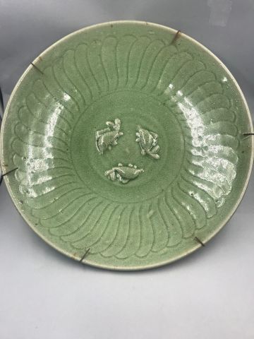 null Plat céladon vert à décor central de poissons, XXème siècle, Diam.: 40 cm