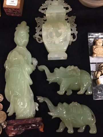 null CHINE. Petite urne couverte en jade/jadéite à décors d'un dragon, les anses...