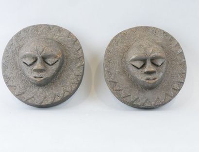 null Deux masques lunaires en bois - De style Nigérien - H 18cm