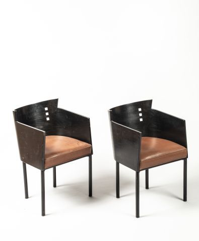 null CHRISTIAN DUC (1947-2013), Paire de chaises, assises en cuir grainé, création...