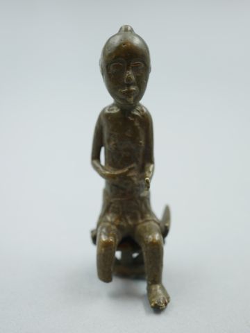 null Bronze fondu à la cire perdue figurant un personnage assis, Ashanti, CÔTE D'IVOIRE,...