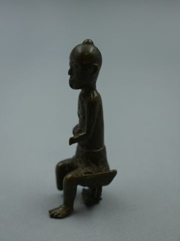 null Bronze fondu à la cire perdue figurant un personnage assis, Ashanti, CÔTE D'IVOIRE,...