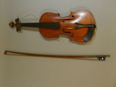 null Violon d'étude, en l'état. On y joint un archet en l'état, long.: 63,5 cm. Expert:...