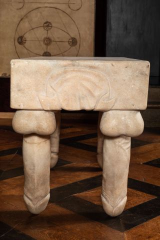 null Pied de table rectangulaire sculpté dans un bloc parallélépipédique de marbre...