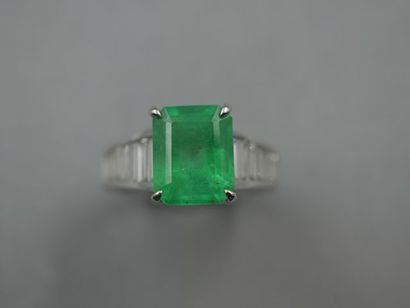 null Bague or blanc 18k ornée d'une émeraude (probablement de Colombie) taille émeraude...