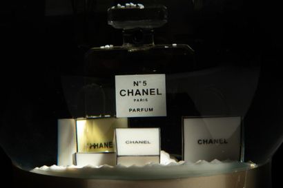 null CHANEL - Boule à neige figurant le flacon n°5 et cadeaux de la maison. Avec...