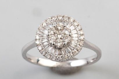 null Bague ronde or blanc -18K- sertie de 31 diamants blancs taille brillant intercalés...