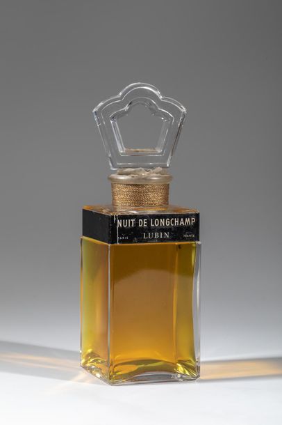 null LUBIN "Nuit de Longchamp"
Rare flacon en verre de forme carrée, titré sur une...