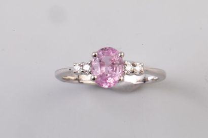 null Bague en or blanc -18K- ornée d'un saphir rose taille ovale 1,10 ct env épaulé...