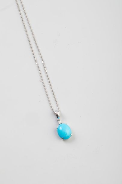 null Pendentif ovale en or blanc -18K, serti d'une turquoise taille cabochon pesant...
