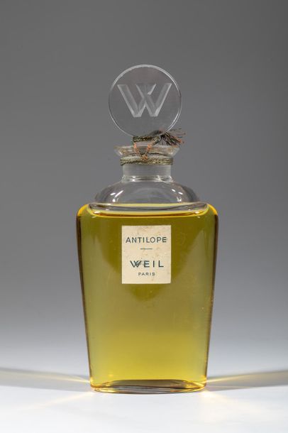 null WEIL "Antilope"
Flacon en verre, étiquette titrée "Antilope Weil Paris". Flacon...