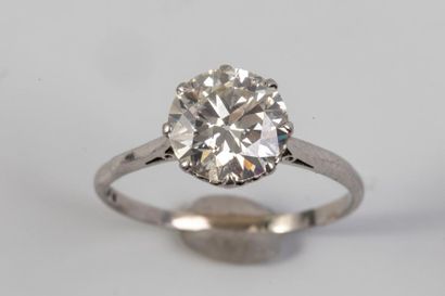 null Bague solitaire en or gris 18k , orné d'un diamant de 2,80 carats env demi taille...