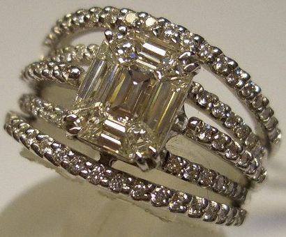 null Bague à anneaux en or blanc18K , sertie de 9 diamants blancs taille émeraude...