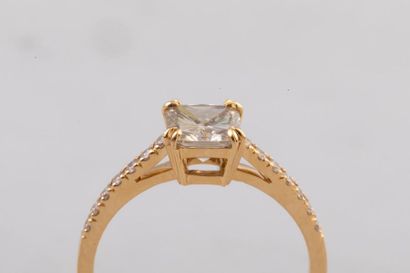 null Bague Solitaire en or -18K- surmontée d'un diamant blanc nuancé de 1,10 ct env...