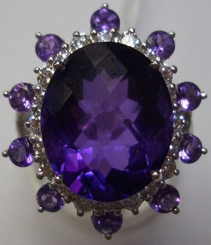 null Bague or blanc18k ornée d'une Amethyste ovale et de 10 améthystes rondes pour...