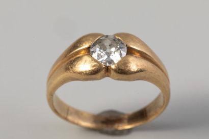 null Bague jonc stylisée en or jaune 18K surmontée d'un diamant de 0,6 carats environ...