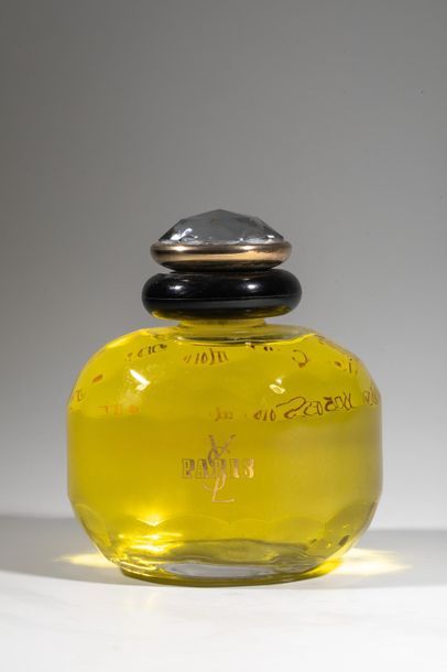 null YVES SAINT LAURENT - "PARIS" : Flacon de parfum factice, 1000ml - Hauteur :...