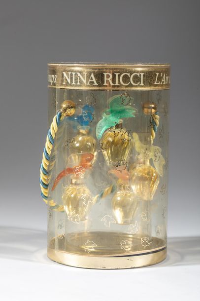 null NINA RICCI "L'Air du Temps"
Modèle cage comprenant 5 miniatures "L'Air de Temps"...