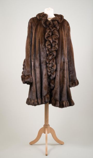 null Manteau de vison DARK italien "couture" entièrement travaillé en godets verticaux,...