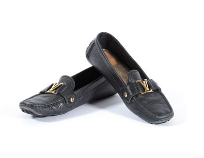 null LOUIS VUITTON -Paire de mocassins en cuir noir siglés LV sur le dessus en métal...