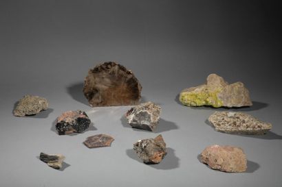 null Lot d'un géologue comprenant 10 minéraux: 1 souffre, Sicile, Italie. 1 quartz...