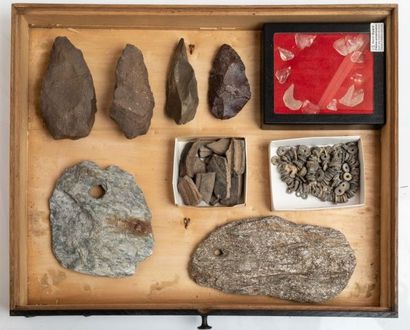 Un tiroir divers lots d’objets préhistoriques....