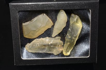 null 4 outils préhistoriques en verre libyque, grattoirs d’un âge d’environ 20.000...