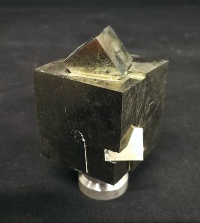null Surprenante pyrite de forme cubique, Espagne, Dim.: 4,5 cm.
