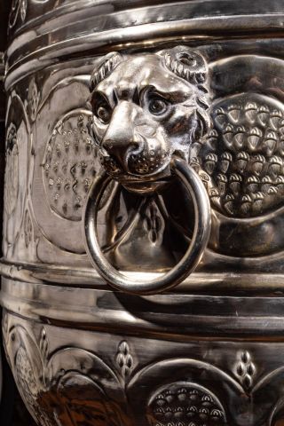 null Grande paire de vases en métal argenté à col resseré sur piédouche, richement...