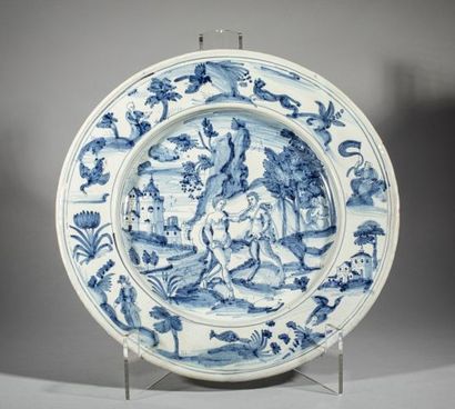 null Grand plat en faience à décor mythologique en bleu sur fond blanc, l'aile à...