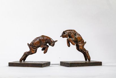 null Paul SILVESTRE ( 1884- 1976) - Deux serre livres en bronze à patine ocre représentant...