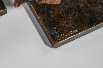 null Paul SILVESTRE ( 1884- 1976) - Deux serre livres en bronze à patine ocre représentant...