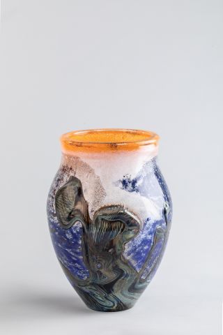 null Jean Claude NOVARO (1943-2015) - Vase balustre en verre à applications sur fond...