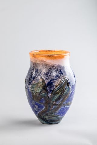 null Jean Claude NOVARO (1943-2015) - Vase balustre en verre à applications sur fond...