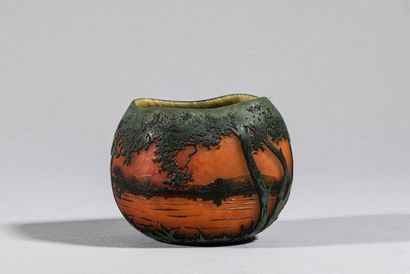null DAUM Nancy (1878-1939) ,Petit vase en verre multicouche orange gravé à l'acide...