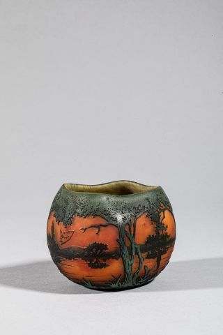 null DAUM Nancy (1878-1939) ,Petit vase en verre multicouche orange gravé à l'acide...