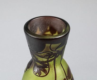 null Emile GALLE (1846-1905), Vase cornet en verre multicouche dégagé à l'acide et...