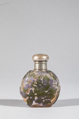 null Emile GALLE (1846-1905), Flacon verre multicouche blanc cotonneux mauve et violet...