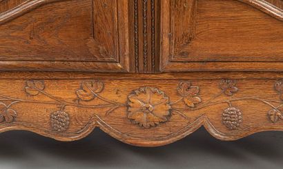 null Buffet "commode normande" en chêne naturel mouluré et sculpté à décors de feuillages...