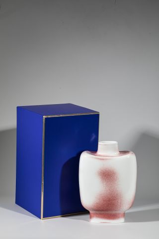 null Deux vases en pendant en porcelaine de la Manufacture de Sèvres par FanceFranck...