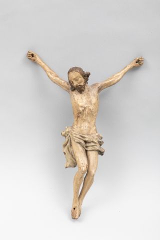 null Crucifix en bois naturel sculpté et peint,Restes de polychromie sur diverses...