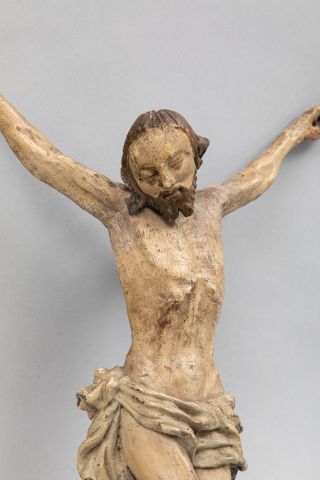 null Crucifix en bois naturel sculpté et peint,Restes de polychromie sur diverses...