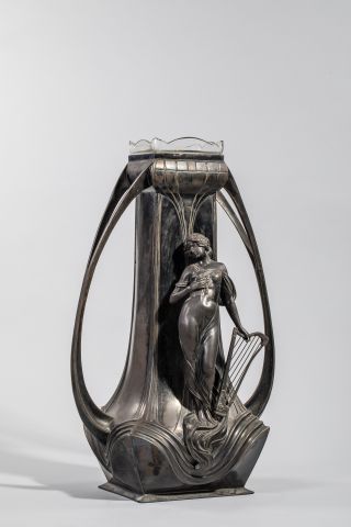 null Important vase en étain à décor d'une nymphe en ronde bosse au drapé virevoltant...