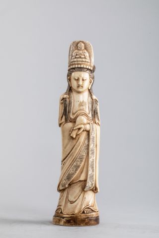 null CHINE début XIXème - Kwan Yin en ivoire sculpté représenté les cheveux lachés,...
