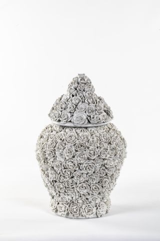 null CHINE - Pot couvert de forme balustre en porcelaine blanche recouvert de fleurs...