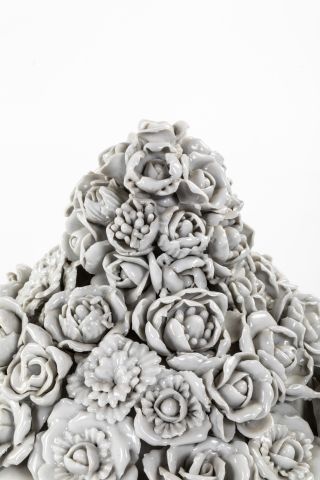 null CHINE - Pot couvert de forme balustre en porcelaine blanche recouvert de fleurs...